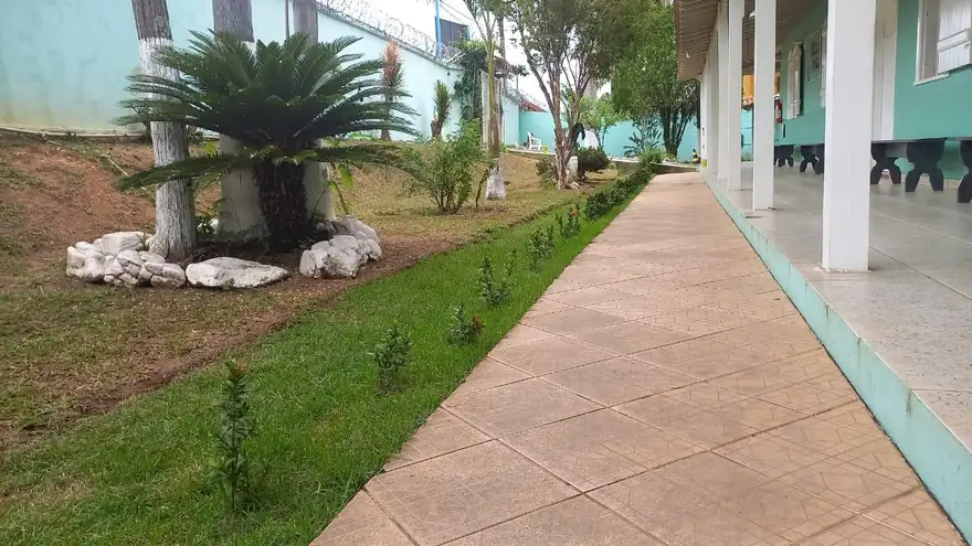 Caminho de pedra com jardim ao lado do alojamento da clínica de reabilitação