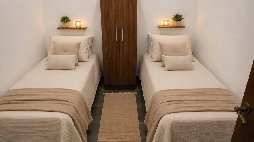 Quarto com duas camas e armário na clínica de reabilitação da região de Pará de Minas